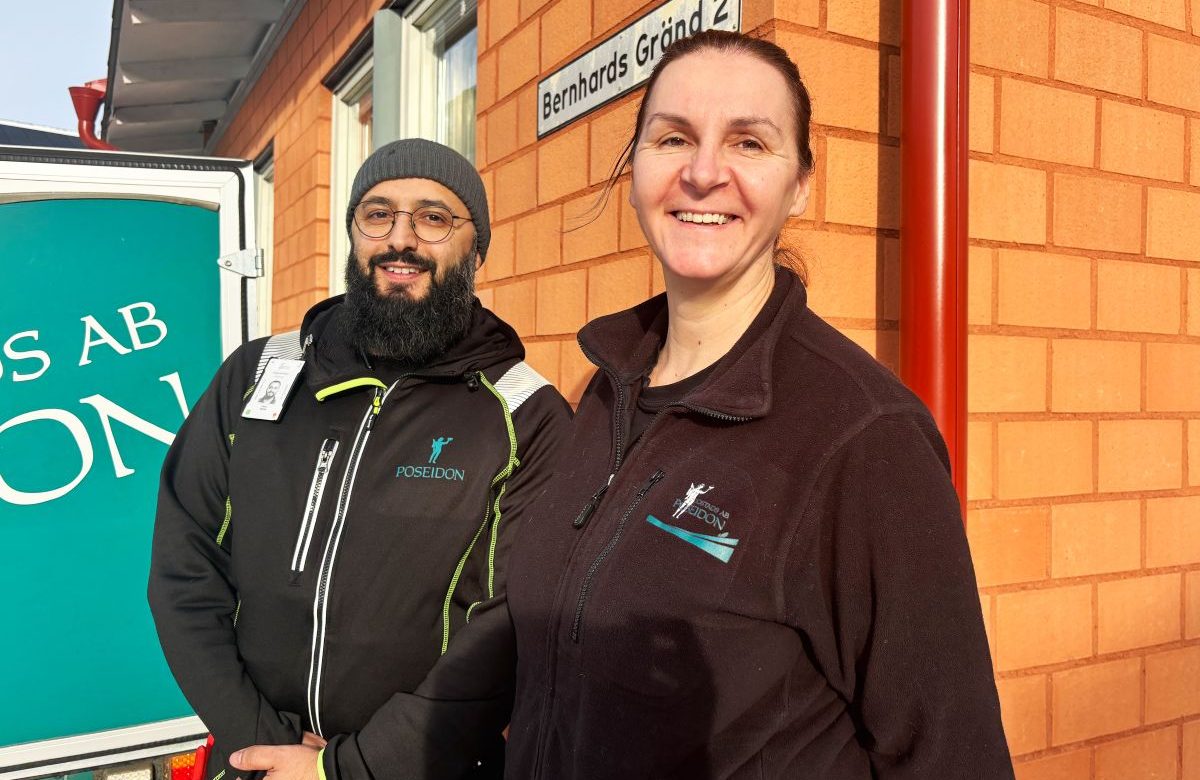 En man och en kvinna mot en husvägg